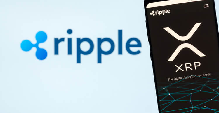 Ein Bild der Ripple-Website auf einem Smartphone und dem Logo im Hintergrund