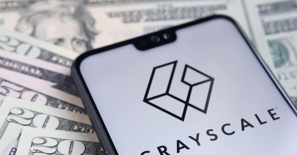 Grayscale-Logo auf einem Smartphone mit Banknoten