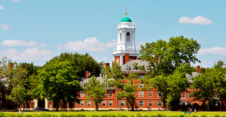 Ein Bild eines Gebäudes der Universität Harvard