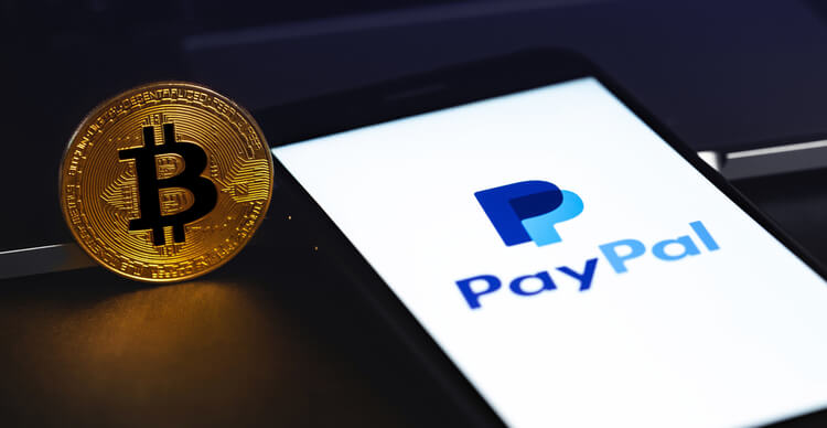 Bild eines Bitcoins und eines Telefonbildschirms mit dem PayPal-Logo