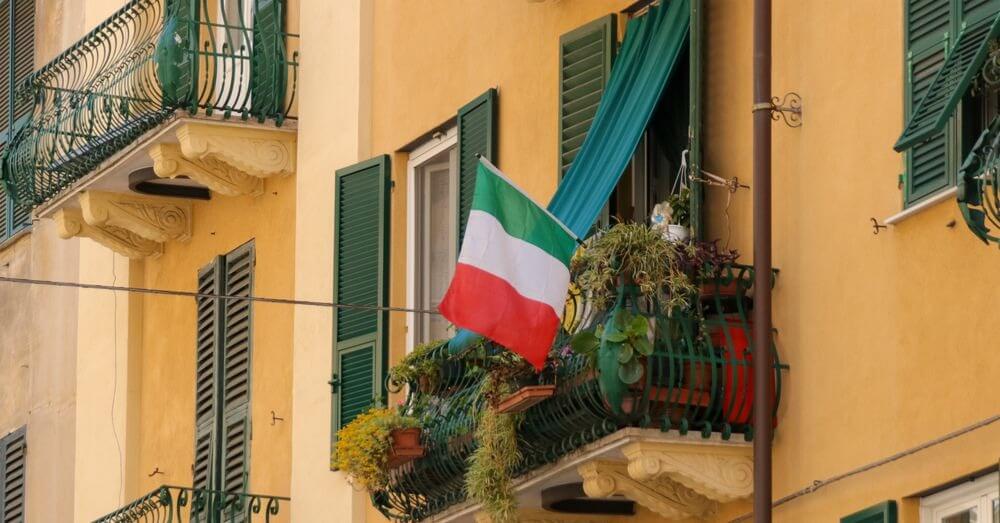 Bild der italienischen Flagge an einem Gebäude