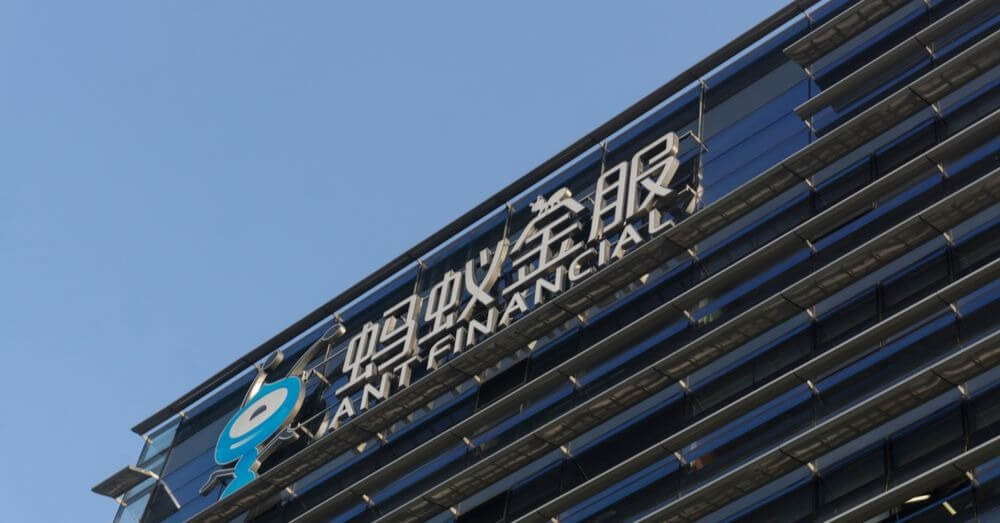 Bild des Ant Financial-Logos auf modernem Gebäude