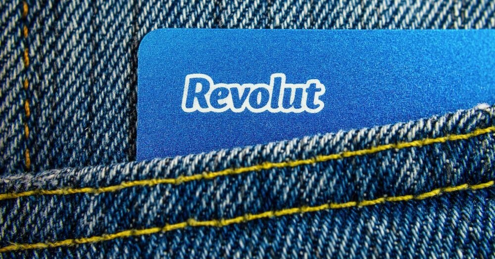 Ein Bild einer Revolut-Bankkarte in der Tasche einer Jeans