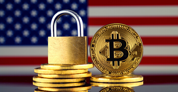 Ein Bild von Bitcoins und einem goldenen Vorhängeschloss mit der US-Flagge im Hintergrund