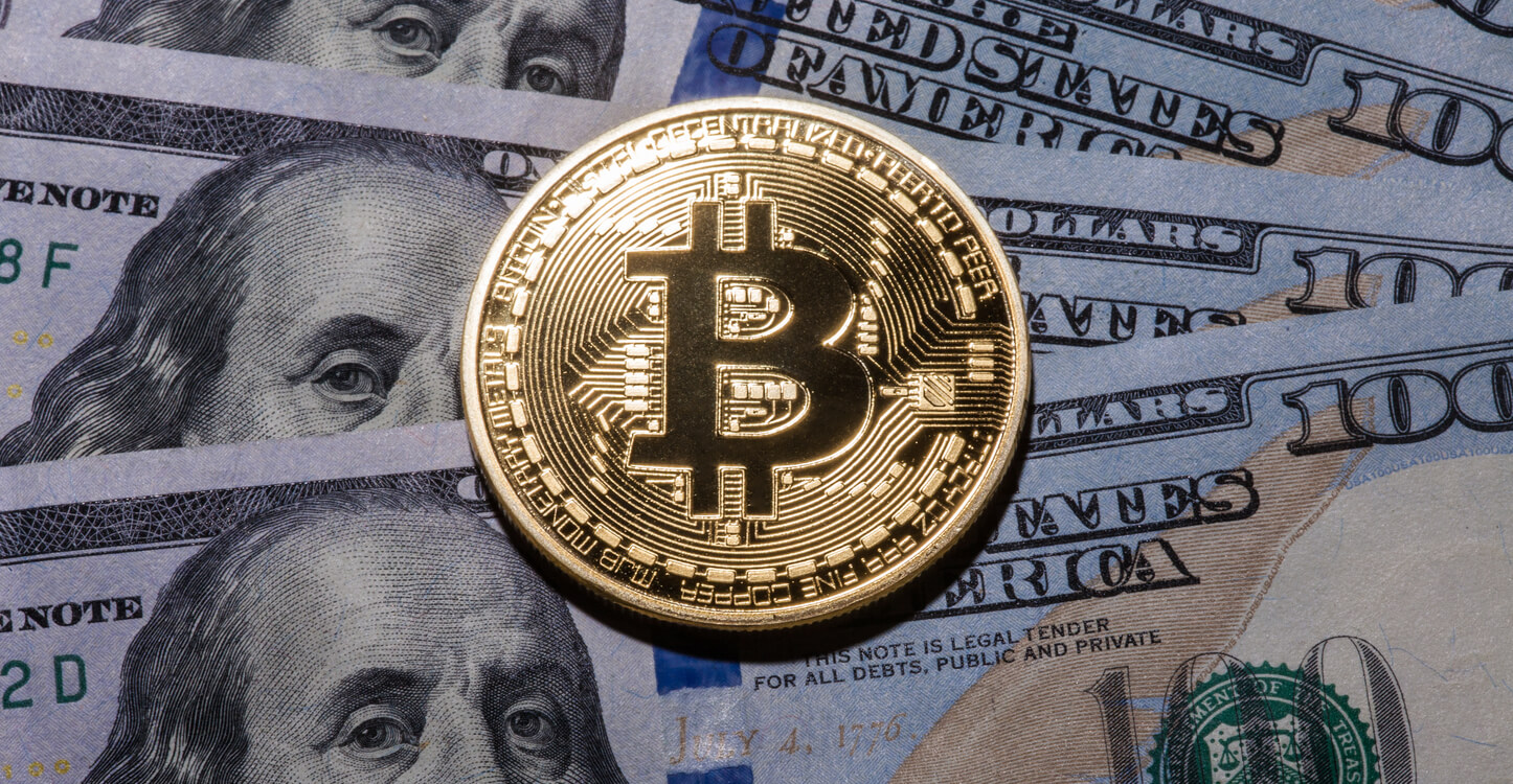 Bild eines Bitcoins auf US-Dollar-Noten