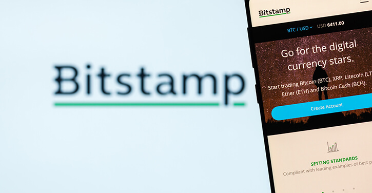 Ein Bild eines Smartphone-Bildschirms, der auf die Börse Bitstamp zugreift