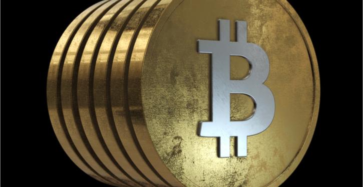 Ein Stapel Bitcoins vor schwarzem Hintergrund