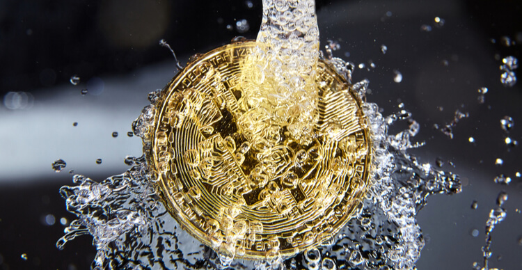 Ein Bild von Wasser, das auf einen Bitcoin spritzt