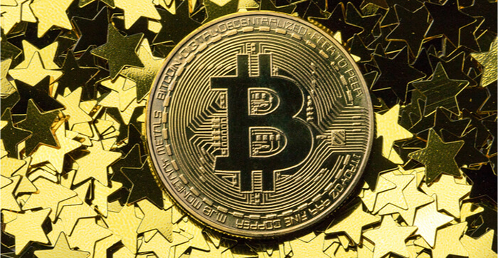 Bitcoin vor einem Hintergrund mit goldenen Sternen