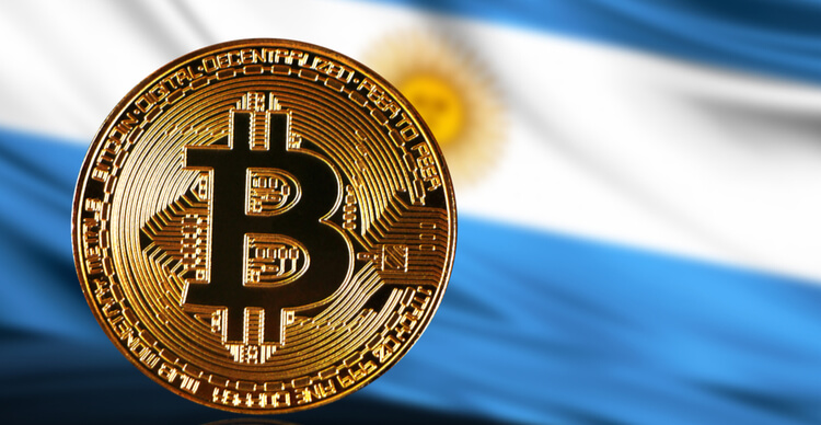 Eine Bitcoin-Darstellung vor einer verschwommenen argentinischen Flagge