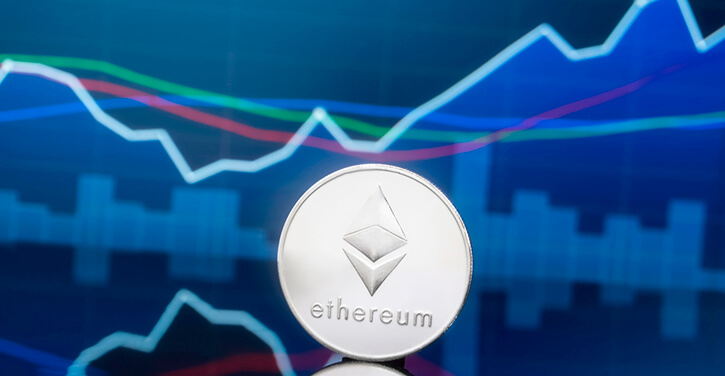 Ethereum-Coins neben einem Smartphone, das den ETH-Preisanstieg anzeigt