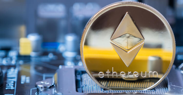 Eine bildliche Darstellung des ETH-Coin auf einem Motherboard