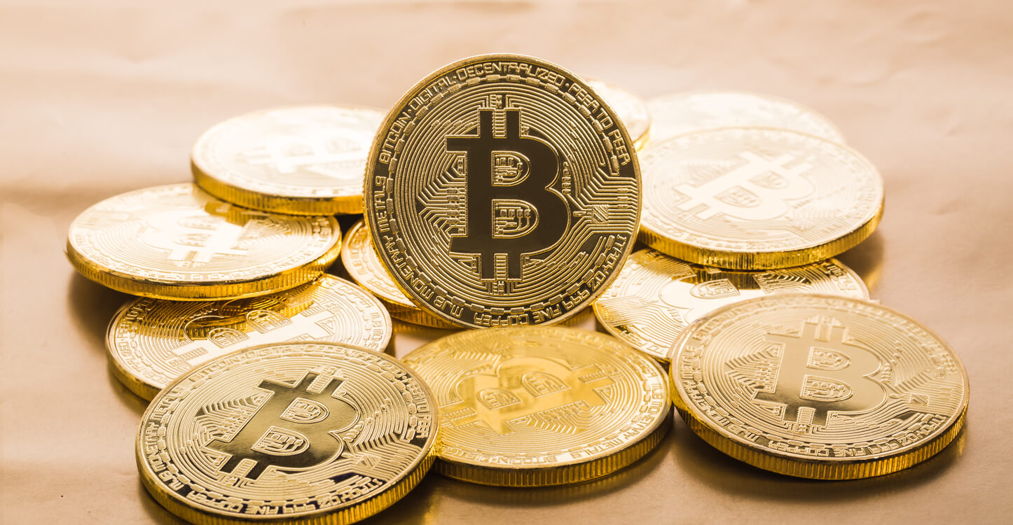 Goldene Bitcoins auf hellem Hintergrund