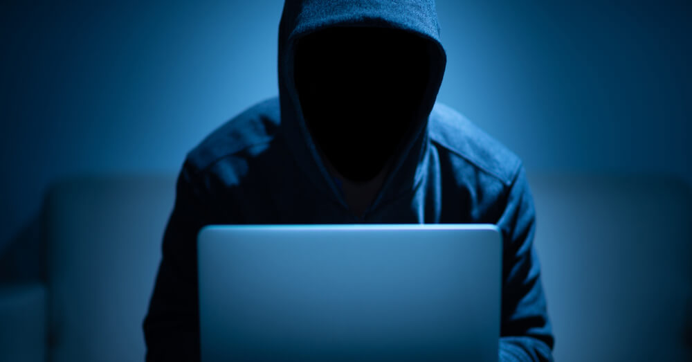 Bild eines Hackers, der einen Laptop nutzt