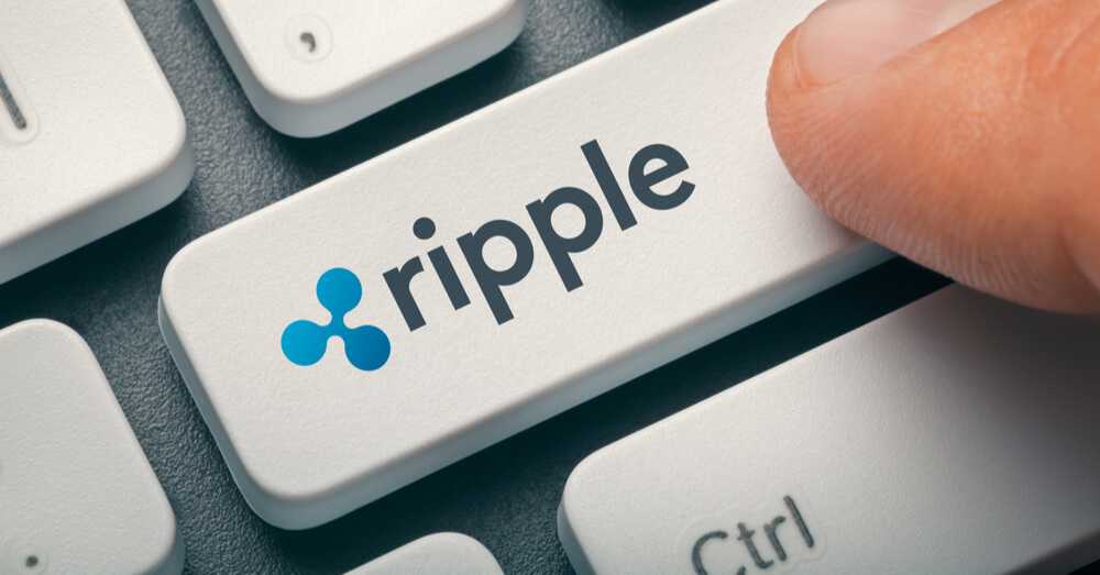 Bild eines Fingers, der eine Ripple-Taste auf einer Tastatur drückt