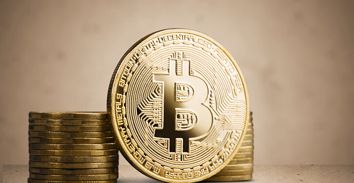 Ein Stapel goldener Bitcoins