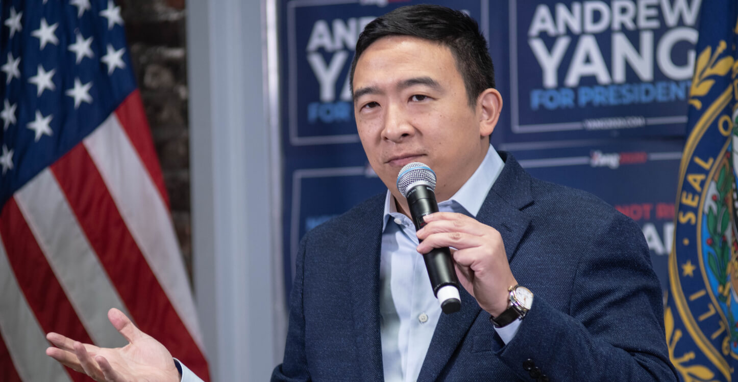 Andrew Yang hält eine Rede