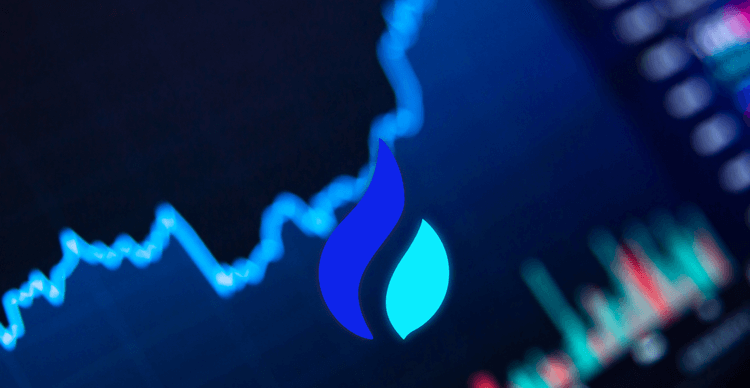 Das Huobi-Logo vor einem leuchtenden, blauen Marktchart