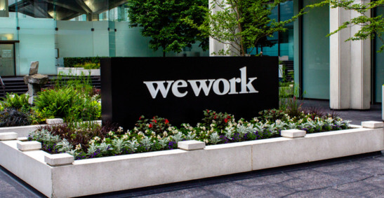 Ein Bild des WeWork-Logos vor einem seiner Büros