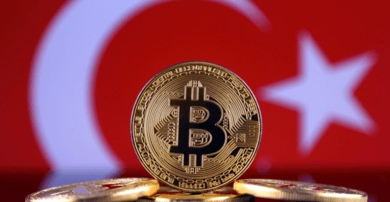 Ein Bild des Bitcoins mit der türkischen Flagge im Hintergrund