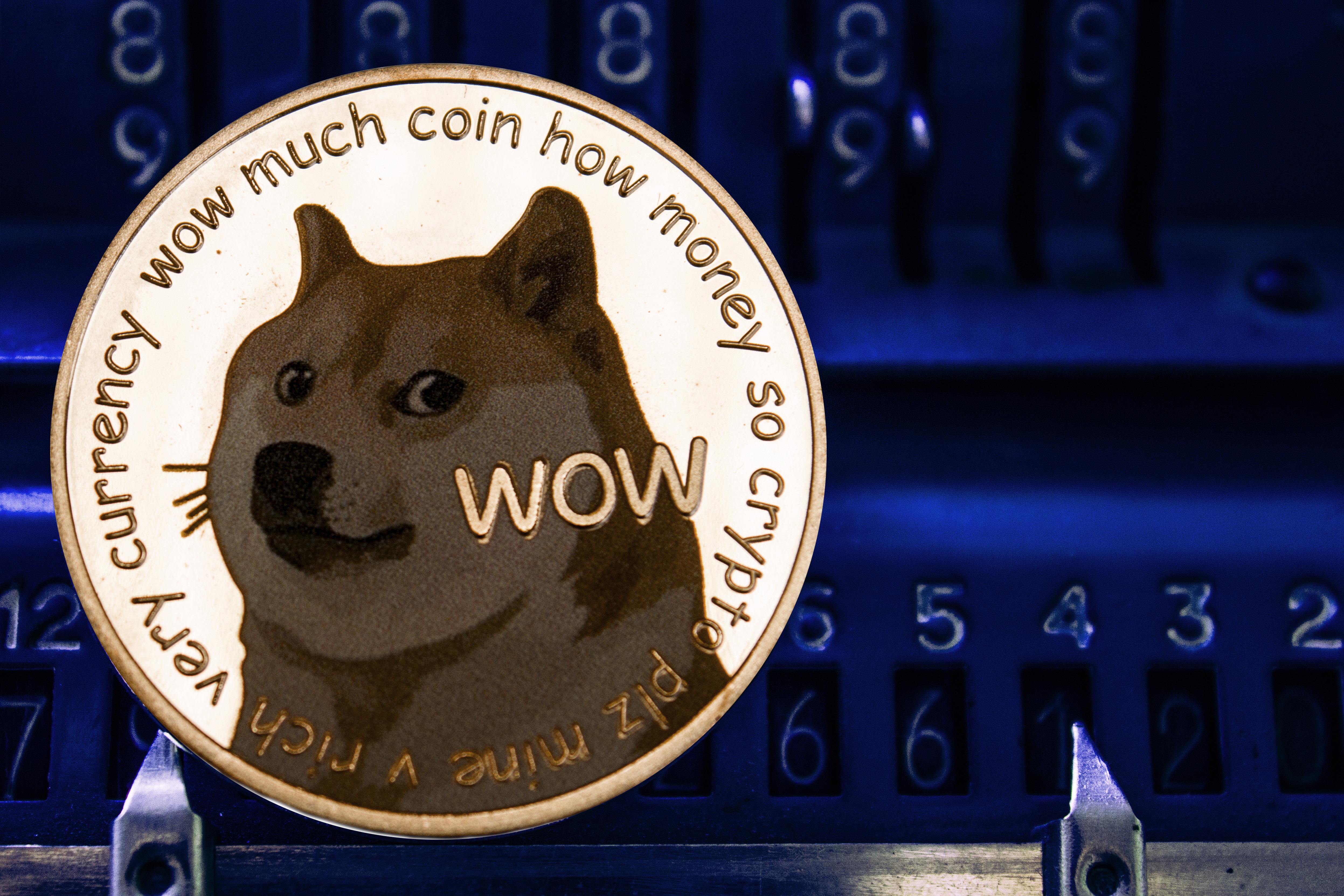 Мемкоины это. Основатель Dogecoin. Монета догикоин. Dogecoin логотип. Криптовалюта догикоин.
