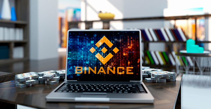 Laptop con il logo della società Binance