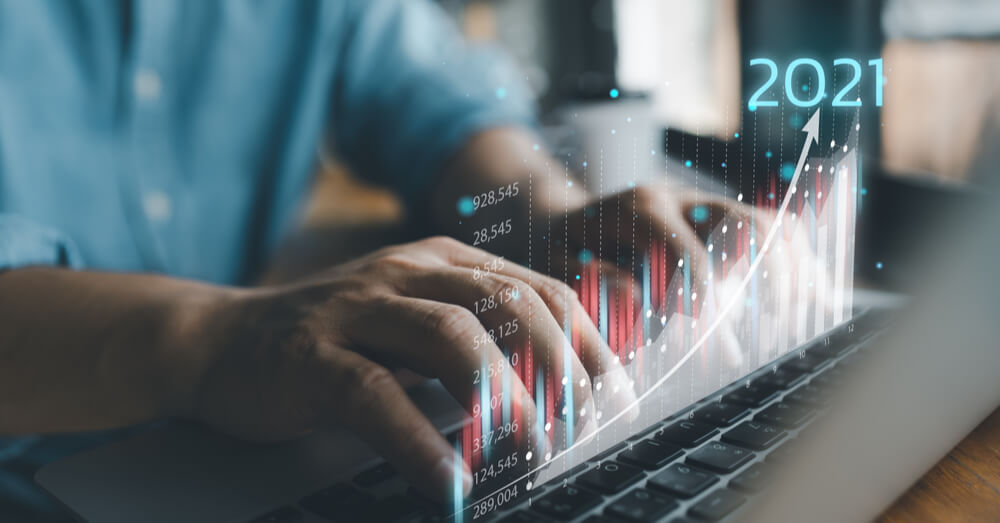 Imagen de un hombre con un teclado y un gráfico de 2021